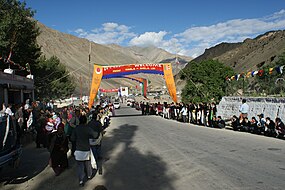 Multidão à espera da passagem em Khaltsi do Dalai Lama na sua visita ao Ladaque em agosto de 2012