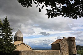 L'église et une tour du château.