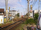 在車站前的平交道左邊遠方曾經為新須磨站月台所在地