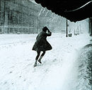 En kvinna kämpar sig igenom en snöstorm på Manhattan i New York.