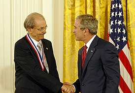 Ахенбах с президентом Бушем при вручении Национальной научной медали, 27 июля 2007 год