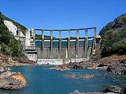 Photo couleur d'un barrage.