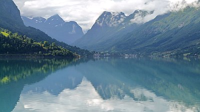 Oldedalen e Oldebukta visti dalla sponda opposta del fiordo.