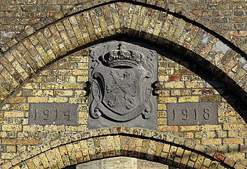 Detail van de poorte van 't militair kerkof, met 't woapenschild van Belgie