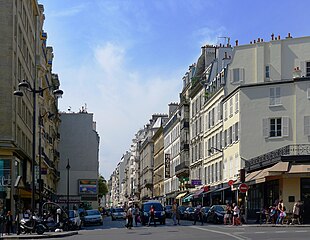 コスタリカ広場 (Place de Costa-Rica) から見るパッシー通り (Rue de Passy)