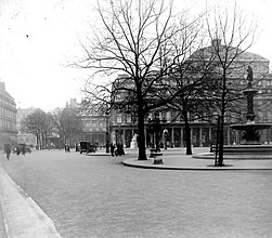 La place pendant la guerre de 1914-1918, depuis l'ouest. Au fond, la Comédie-Française (photo de Maurice Terrien).