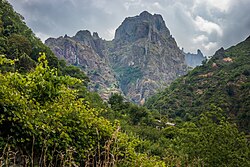 Pohled z Câmara de Lobos na Pico das Torres