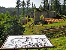 Fotografie zachycující jednak obvodové zdi zříceniny, jednak dřevěný most vedoucí do hradu.