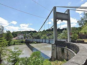 Vue du pont en direction de Yenne et de la Savoie.