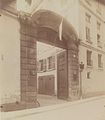 Vue du porche d'entrée de l'hôtel de la Roche-Guyon depuis la rue des bons enfants. Vers 1900.