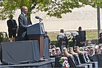 Президент Барак Обама выступает с речью 9 апреля 2014 года во время поминальной службы в Форт-Худ, штат Техас, по имени сержант армии США. 1-го класса Дэниел М. Фергюсон, штаб-сержант. Карлос А. Лазани-Родригес и сержант. Тимоти W 140409-A-ZU930-013.jpg