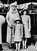 1939年撮影、祖母メアリー王太后（左）、妹マーガレット王女（中央）と共に。