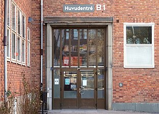 Huvudentrén (hus B).