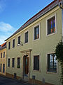 Fassade der westlichen Traufseite als Rest eines ehemaligen Wohnhaus in geschlossener Bebauung