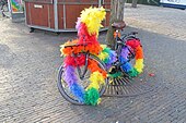 Regenboogfiets op de Westermarkt in Amsterdam (2019)