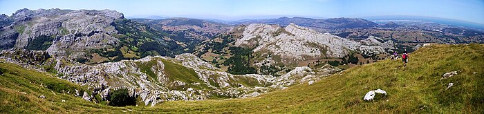 Karsta pejzaĝo en Kantabrio, Hispanio.