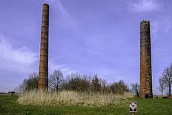 De schoorstenen. Met een verbodsbord voor drones.