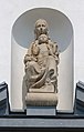 Скульптура Діви Марії на фасаді костелу
