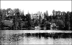 Вид на реку Сенничку и главный усадебный дом, начало XX века