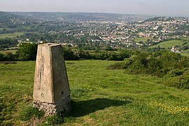 Cima della collina di Solsbury, con la città di Bath in lontananza.