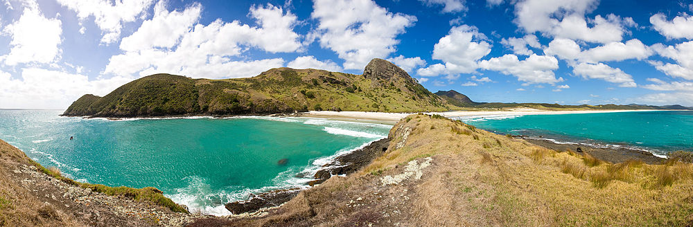 Panoramo de Spirits Bay kaj Te Karaka Bay