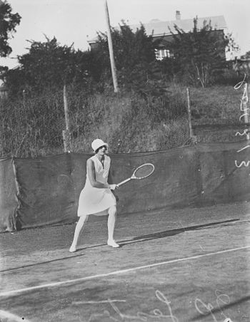 English: P. Lester playing tennis in Brisbane,...