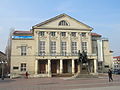 Թատրոնի շենքը՝ Գյոթեի ու Շիլլերի հուշարձանով