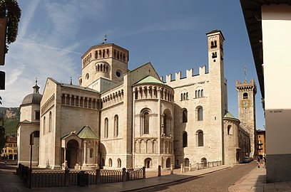 Kathedrale San Vigilio in Trient mit Apsis (Bildmitte) und Vierungsturm