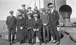 Membres de l'équipe de hockey des Falcons de Winnipeg (en compagnie d'un officier et d'une femme non identifiée) à bord du RMS Grampian, en route pour les Jeux olympiques de 1920 à Anvers, en Belgique.