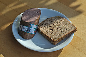 Frankfurter Zeppelinwurst [de] with brown bread