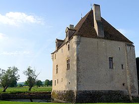 Le donjon dit Logis du Prieur à Lurcy-le-Bourg