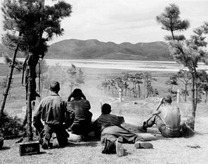 Американский пулемётный расчёт 2-го бат., 7-го полка, 1-й кав. дивизии ведёт огонь по северокорейским патрулям на северном берегу реки Нактонган, 26-е августа 1950 года.