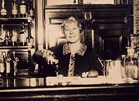 Ada Coleman đang pha chế tại khách sạn Savoy tại London, khoảng năm 1920