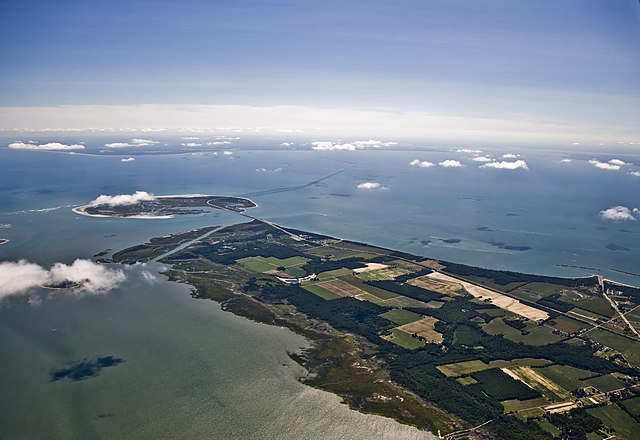 File:Aerial_view_of_the_refuge_(11803669813).jpg