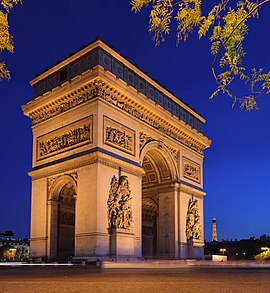 قوس النصر في وسط ميدان شارل ديغول بالعاصمة الفرنسيَّة باريس