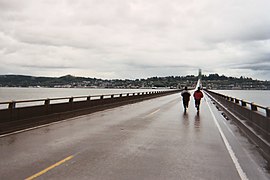 Corriendo en la sección plana y continua del puente.