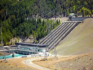 Benmore Hydro Station mit Teil des Staudamms