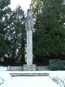 Monument commémoratif en forme de colonne avec les nom des 26 fusillés du 26 mars 1944. Il est située avenue des martyrs à Brantôme. Il est sur une terrasse entourée de marche et en fond, il y a des arbres