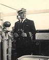 בעת הפלגה באנגליה סא"ל מנחם כהן מפקד המשחתת אח"י אילת על גשר הפיקוד 1956.