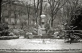 Jose Maria Usanditzagari eskainitako monumentua (1916).