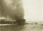 Die brennende „Cabo Machichaco“ am 3. November 1893 im Hafen von Santander