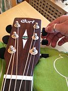 Tuning a guitar with closed machine heads
