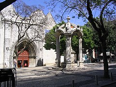 Largo do Carmo con la fontana e l'ingresso principale al convento do Carmo.