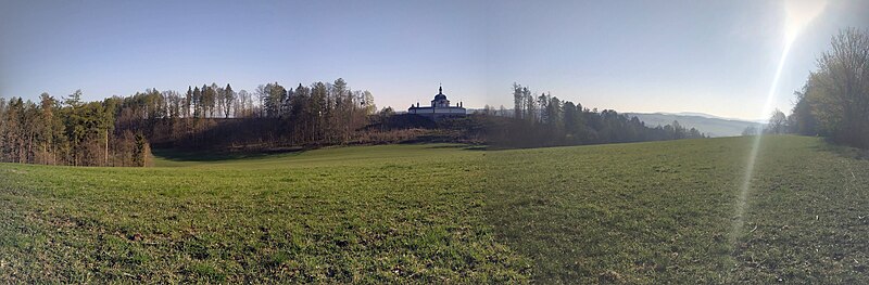 Panoramatická fotka kaple svatého Jana Nepomuckého focená z Hradiště.