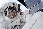 Daniel Tani melakukan EVA di misi STS-108