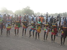 Mbumo törzsi lányok táncolnak