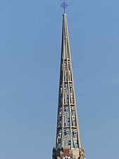 Le clocher en dentelle de béton de l'église Saint-Pierre
