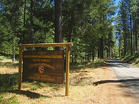 Вход в Демонстрационный государственный лес на горе Боггс на Forestry Rd., Кобб, Калифорния. Jpg