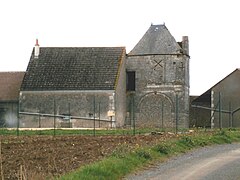 vue d'un corps de ferme flanqué d'une tour quadrangulaire