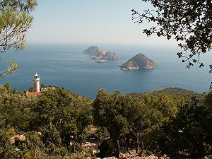 Gelidonya Burnu üzerindeki Gelidonya Feneri ve karşısındaki Beş Adalar, Antalya ve Finike Körfezlerinin sınırını oluşturur.